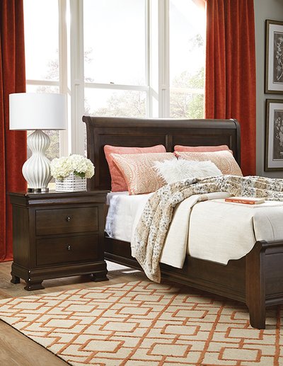 Vineyard Creek Queen Sleigh Bed W/Low Footboard